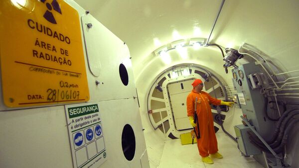 Supervisor de radioproteção durante monitoramento radiológico em edifício de reator na usina nuclear Angra 2, em Angra dos Reis (RJ) (foto de arquivo) - Sputnik Brasil