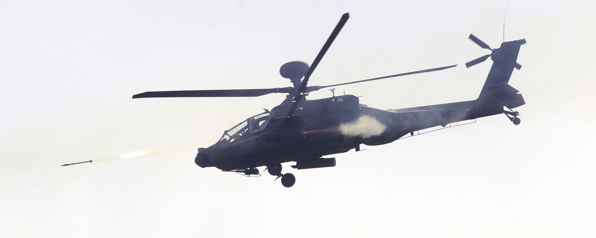 Helicóptero de ataque AH-64E Apache de Taiwan lança mísseis durante exercícios em Pingtung  - Sputnik Brasil, 1920, 08.05.2022