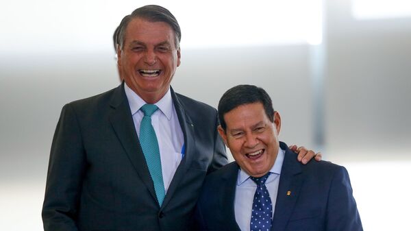 O presidente Jair Bolsonaro, acompanhado do vice-presidente Hamilton Mourão, participa de cerimônia de anúncio de avanços no programa Casa Verde Amarela, de habitação popular no Palácio do Planalto, 21 de setembro de 2021 - Sputnik Brasil