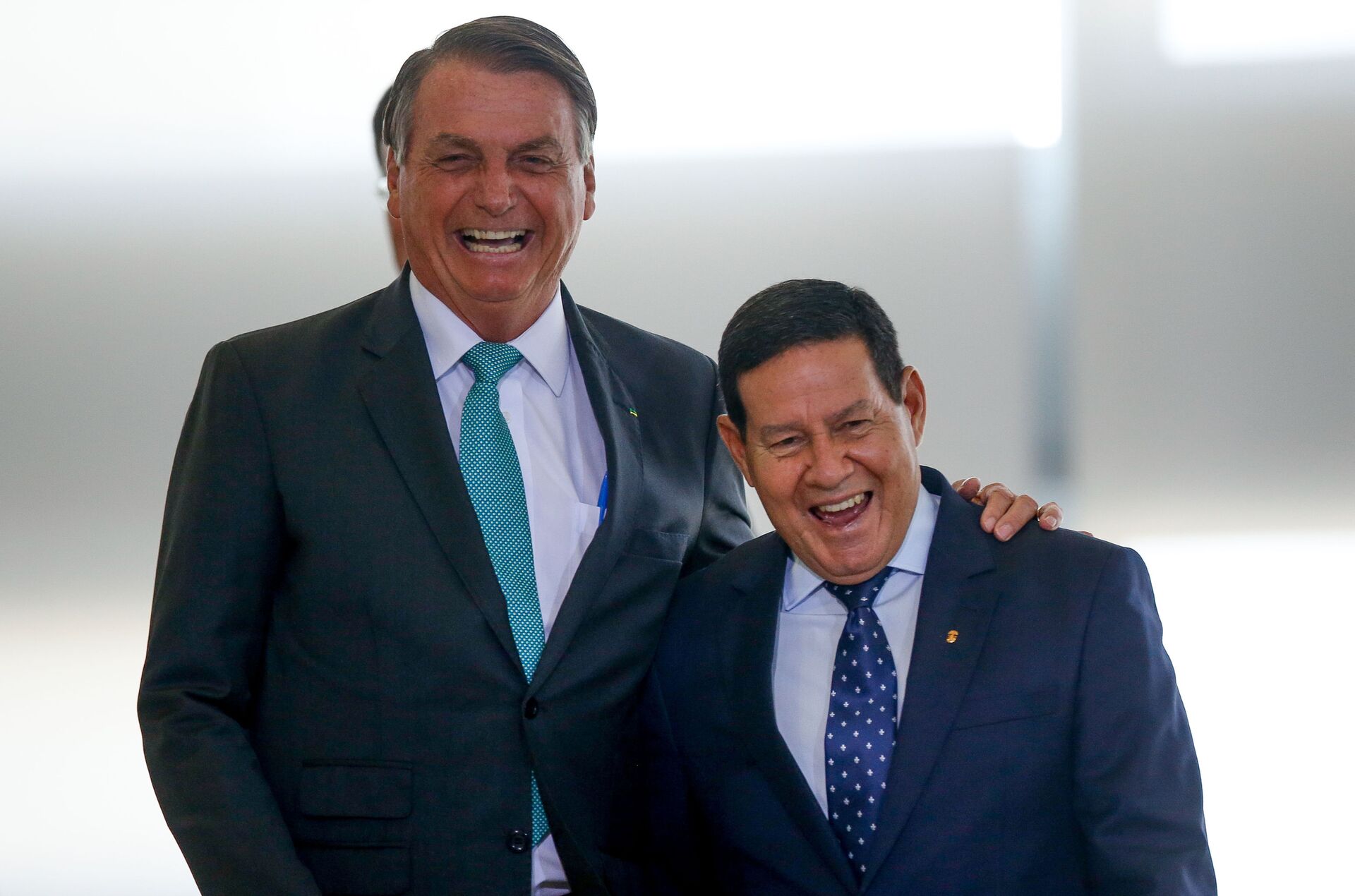 O presidente Jair Bolsonaro, acompanhado do vice-presidente Hamilton Mourão, participa de cerimônia de anúncio de avanços no programa Casa Verde Amarela, de habitação popular no Palácio do Planalto, 21 de setembro de 2021 - Sputnik Brasil, 1920, 09.11.2021
