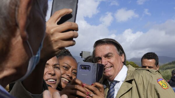 Presidente Jair Bolsonaro posa com pessoas para fotos após cerimônia de homenagem aos soldados brasileiros falecidos na Segunda Guerra Mundial, Itália, 2 de novembro de 2021 - Sputnik Brasil
