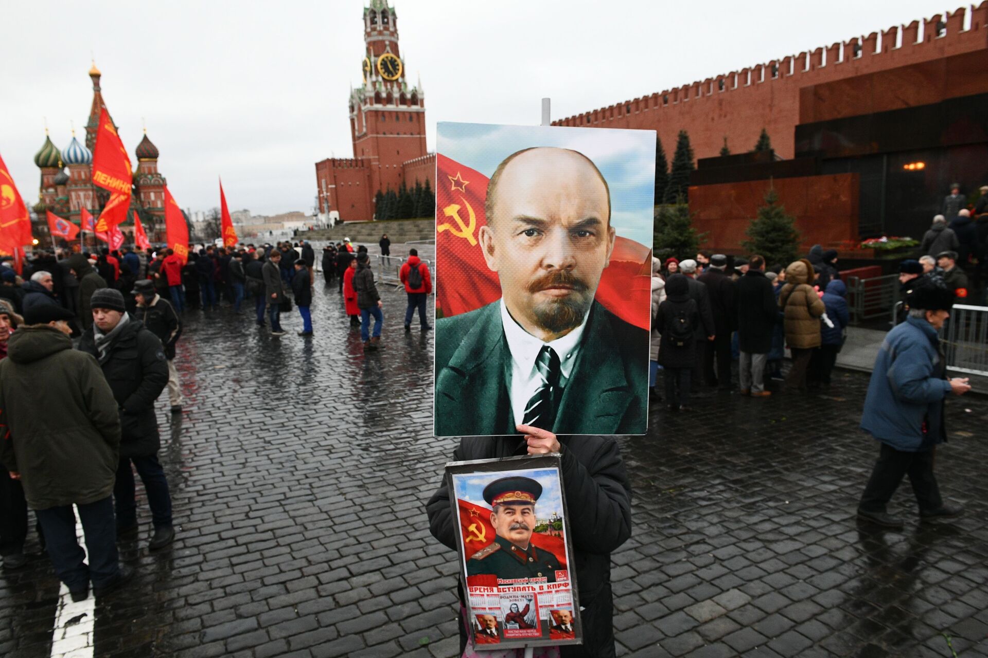 Apoiadores do Partido Comunista da Rússia com retratos de Lenin e Stalin perto do Mausoléu no Kremlin, Moscou - Sputnik Brasil, 1920, 15.02.2022