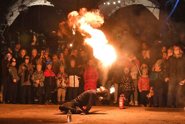 Show durante celebração do Halloween no parque de diversões Dreamland em Minsk, Belarus. - Sputnik Brasil