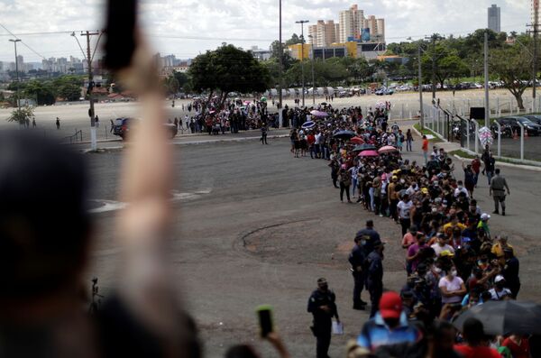 Fãs da cantora Marília Mendonça fazem fila enquanto esperam por seu velório no centro esportivo Goiânia Arena, estado de Goiás, Goiânia, Brasil, 6 de novembro de 2021. - Sputnik Brasil