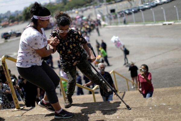 Fãs de Marília Mendonça se preparam para entrar no centro esportivo Goiânia Arena, estado de Goiás, Goiânia, Brasil, 6 de novembro de 2021, para assistir a seu velório. - Sputnik Brasil