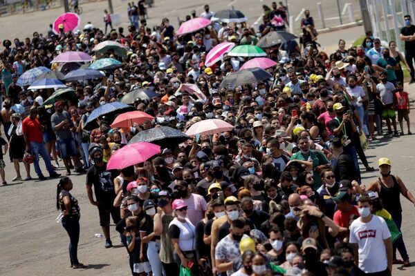 Fãs de Marília Mendonça antes de entrarem no centro esportivo Goiânia Arena, estado de Goiás, Goiânia, Brasil, 6 de novembro de 2021, para assistir a seu velório. - Sputnik Brasil