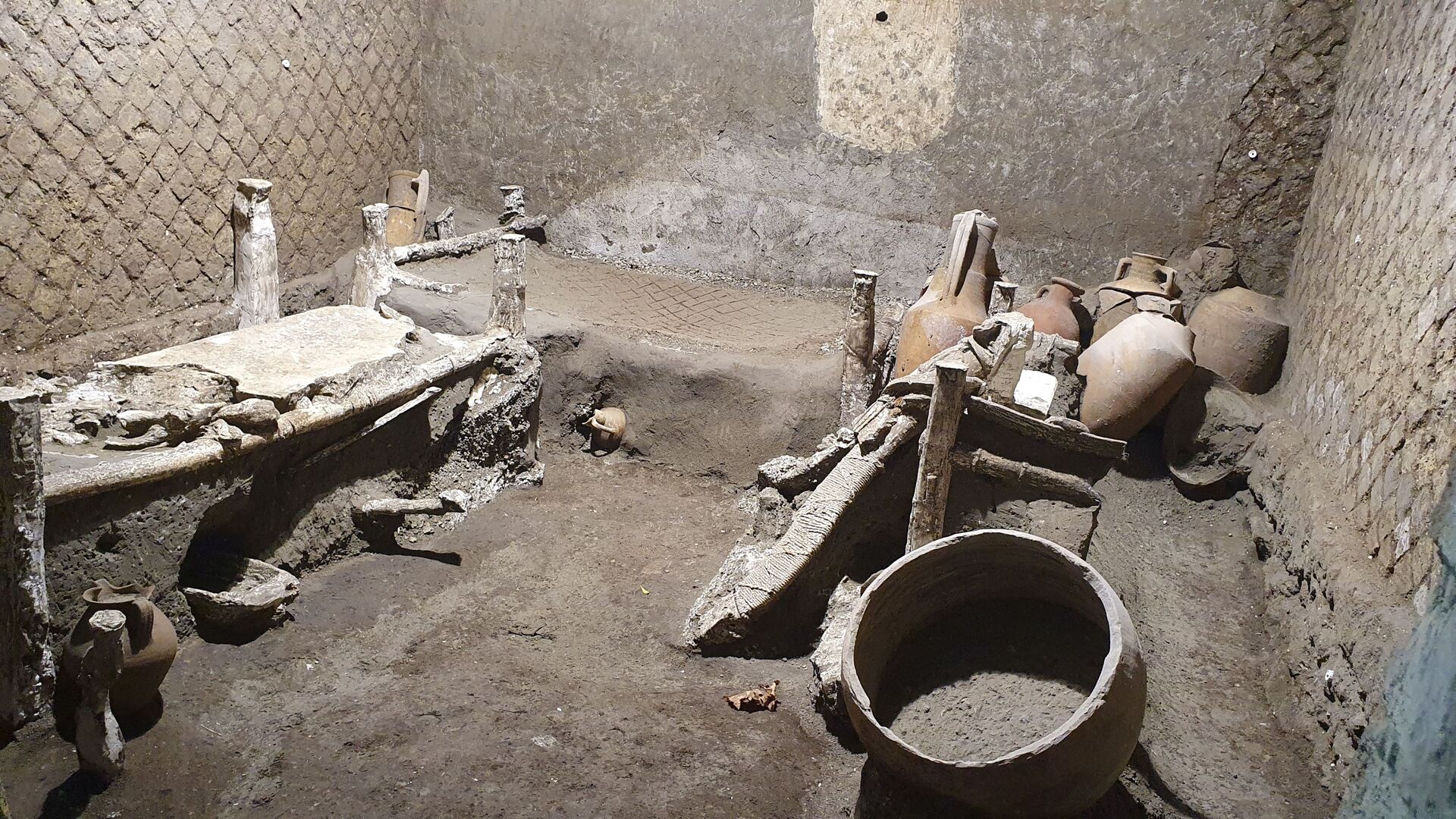 Quarto de família escravizada é encontrado na antiga cidade de Pompeia, destruída pela erupção vulcânica do Vesúvio - Sputnik Brasil, 1920, 09.11.2021