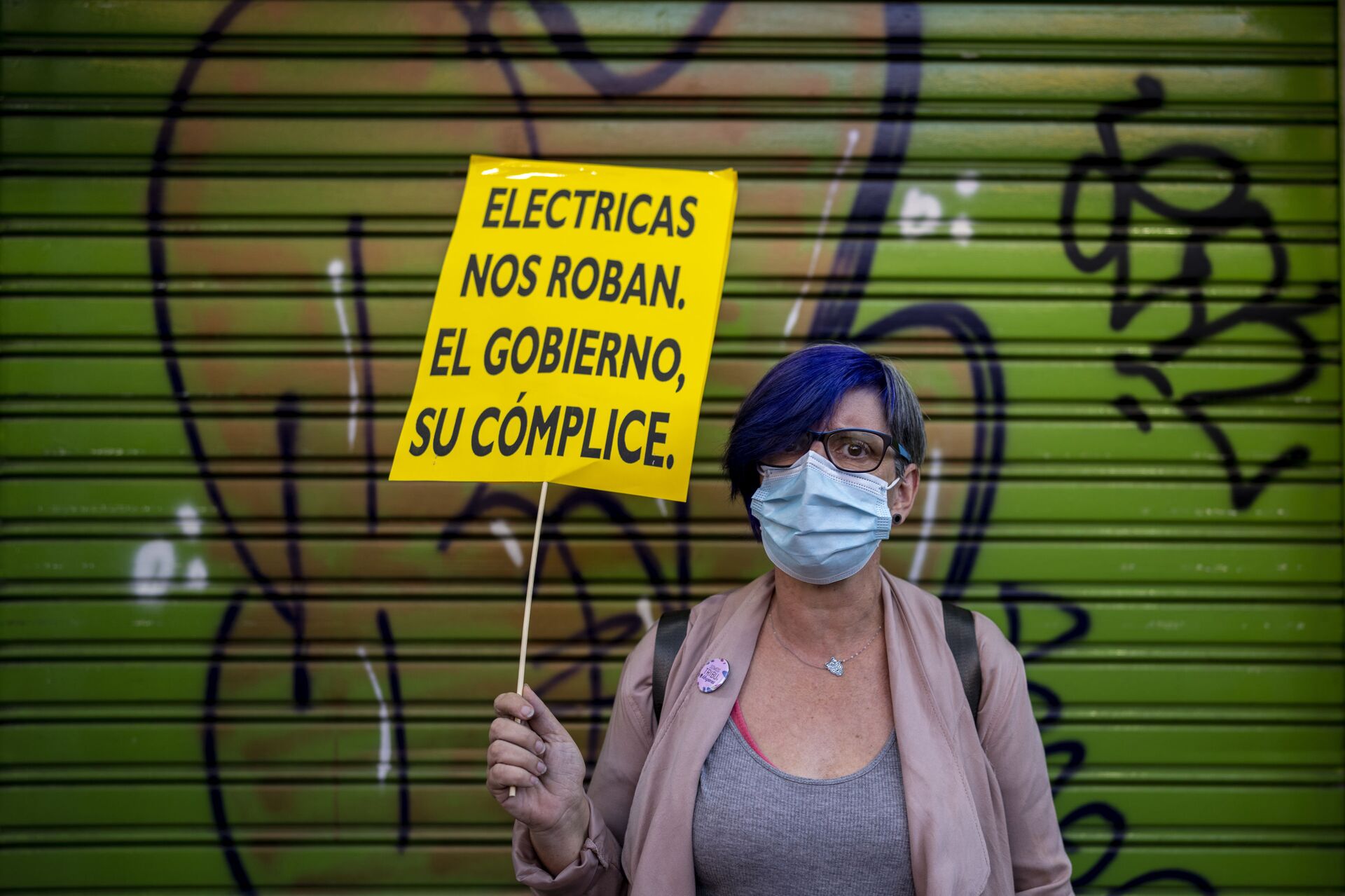 Mulher segurando cartaz dizendo em espanhol: As companhias elétricas nos estão roubando. O governo, seu cúmplice, durante protesto contra aumentos no preço de eletricidade em Madri, Espanha, 6 de outubro de 2021 - Sputnik Brasil, 1920, 09.11.2021