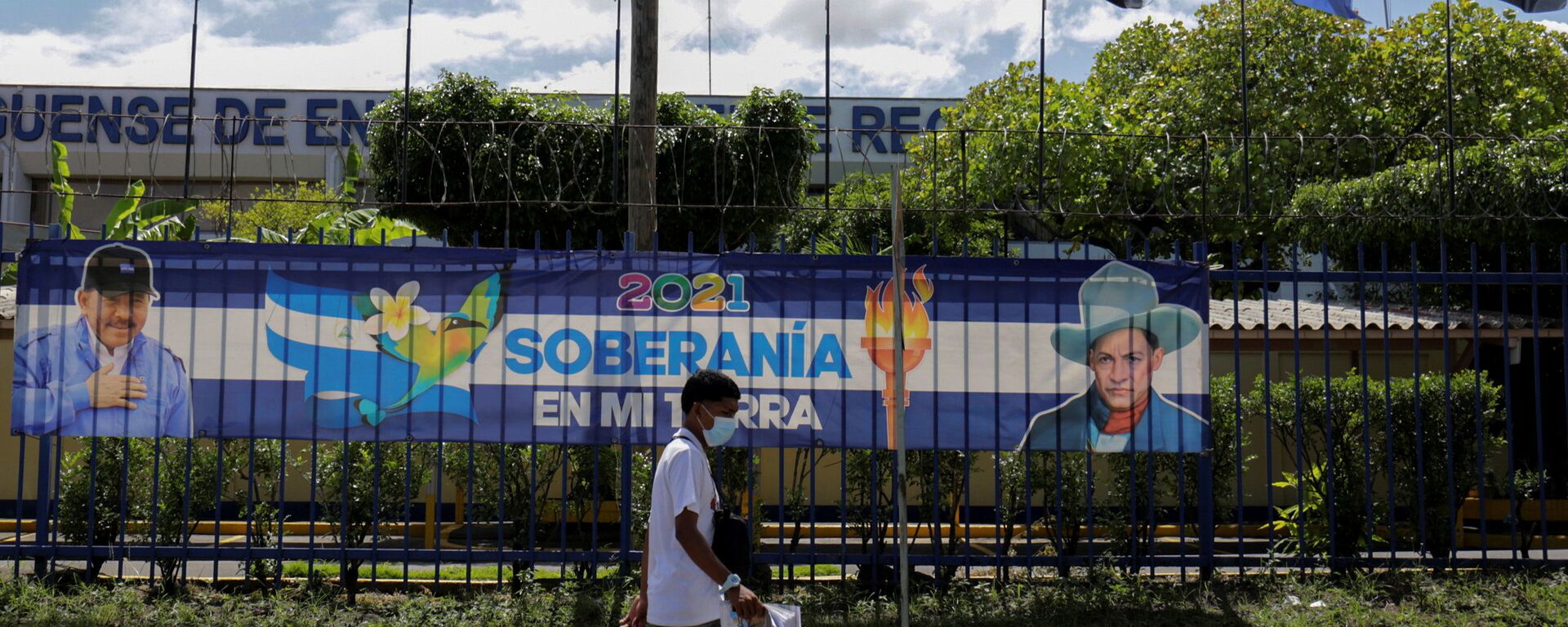 Homem passa por faixa com retratos do presidente Daniel Ortega e do general revolucionário nicaraguense Augusto César Sandino antes da eleição presidencial, Manágua, Nicarágua, 2 de novembro de 2021 - Sputnik Brasil, 1920, 08.11.2021