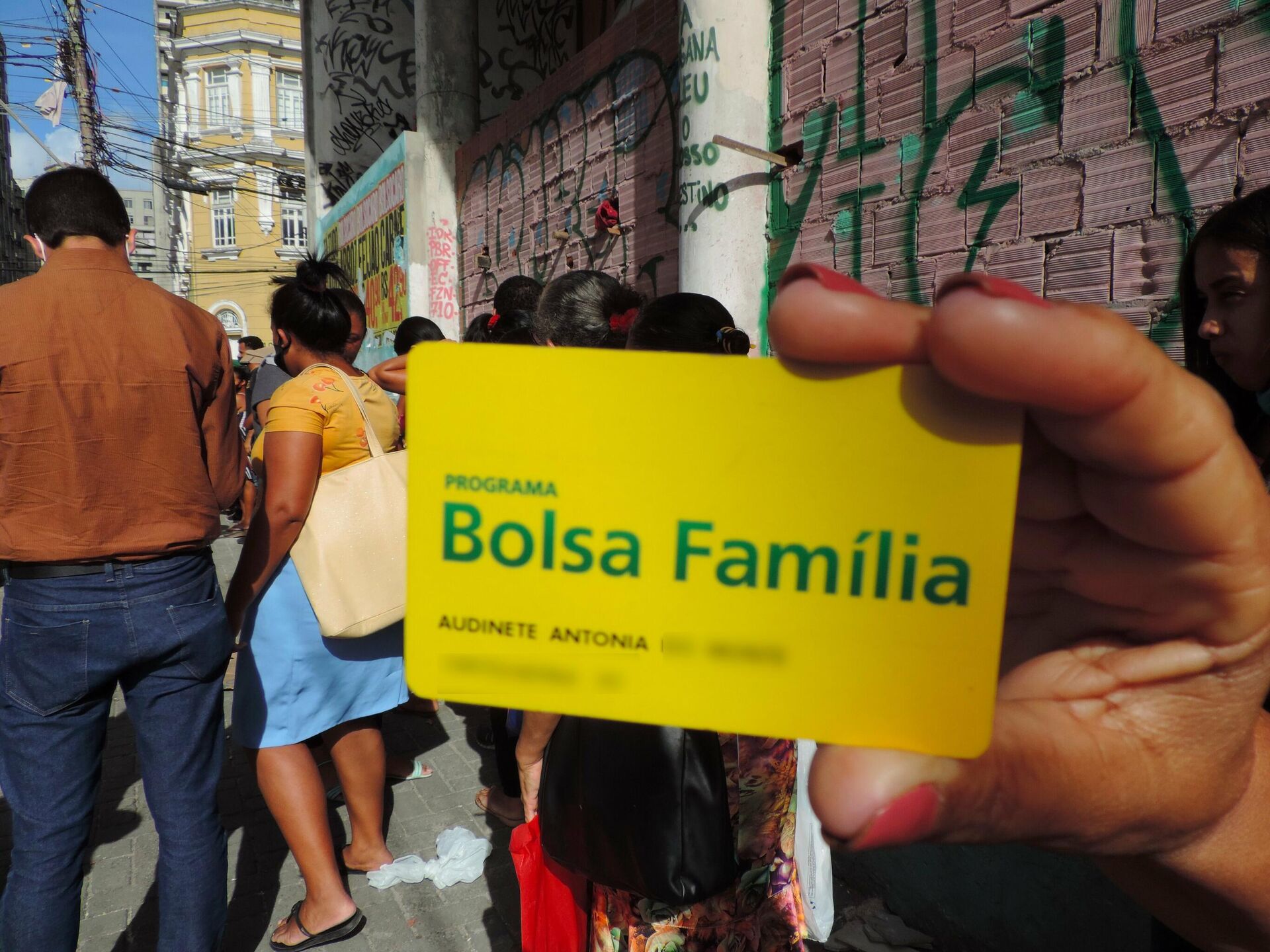 Pessoas procuram informações sobre o Bolsa Família em Recife - Sputnik Brasil, 1920, 09.11.2021