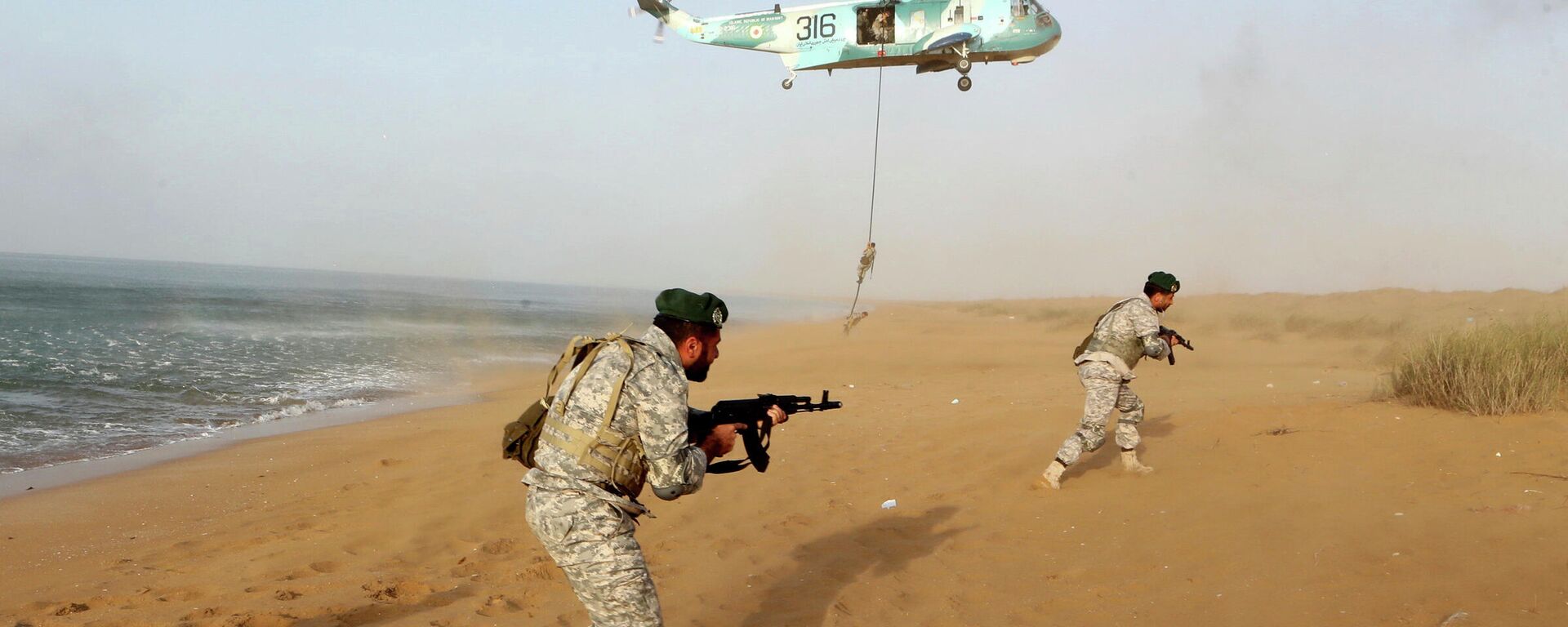 Militares iranianos participam de exercícios de guerra na área costeira do sudeste do Irã - Sputnik Brasil, 1920, 03.03.2026