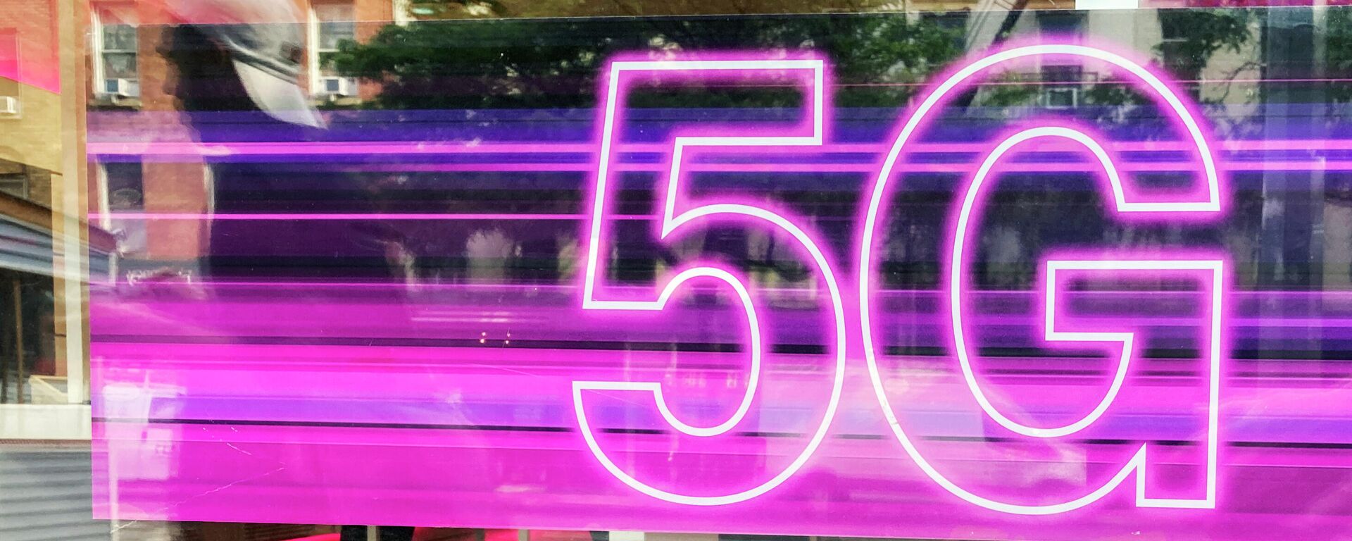 Um homem passa por um anúncio de serviço de telefone celular 5G na vitrine de uma loja da T-Mobile na cidade de Nova York, EUA, 21 de setembro de 2021 - Sputnik Brasil, 1920, 09.11.2021