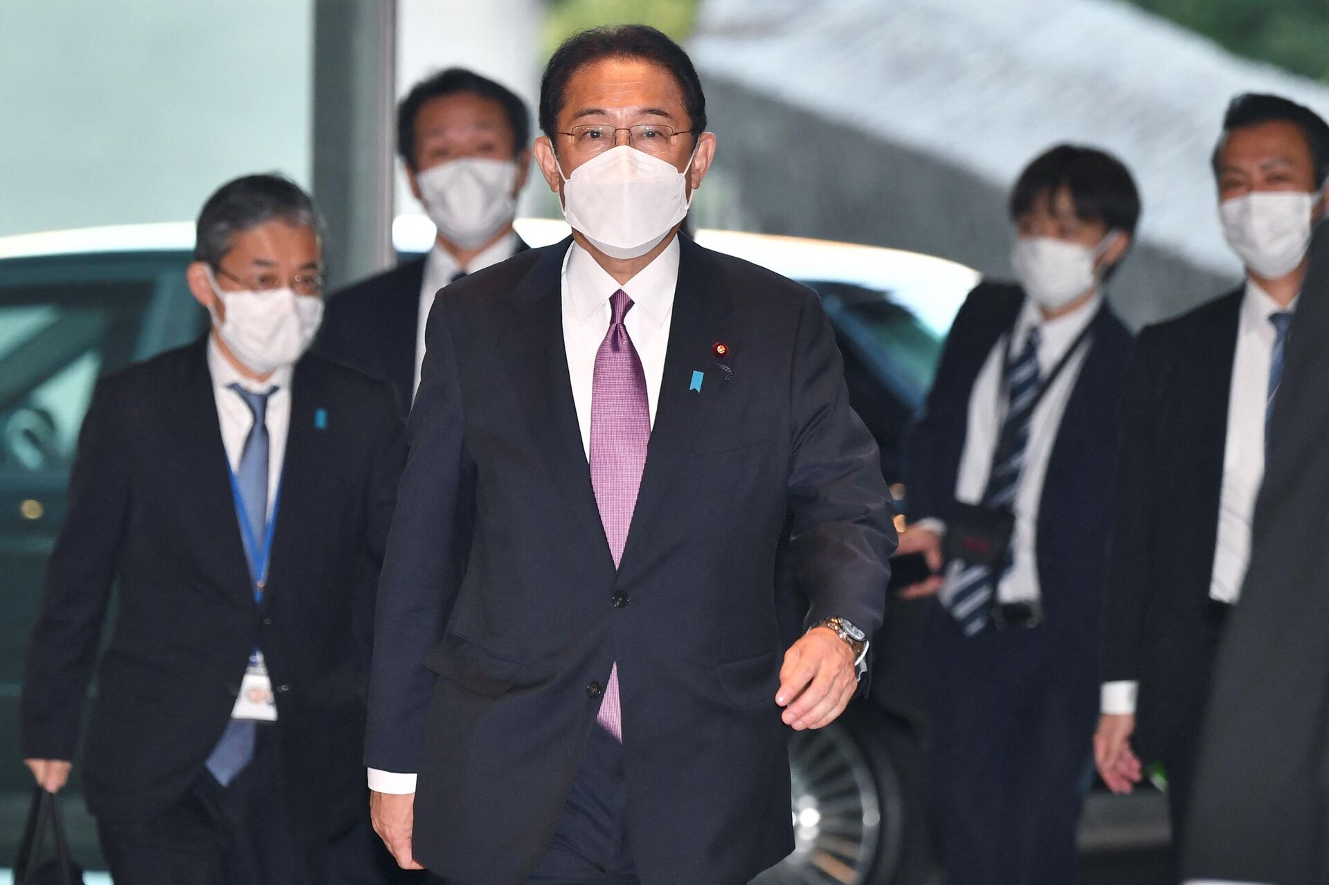 Primeiro-ministro reeleito do Japão, Fumio Kishida, chega a seu gabinete em Tóquio após a sessão plenária no parlamento, 10 de novembro de 2021 - Sputnik Brasil, 1920, 10.11.2021