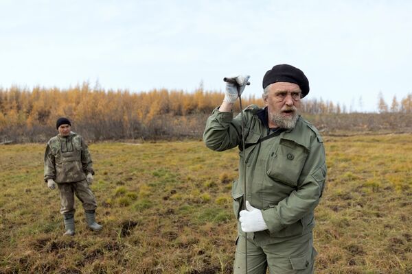 Cientista que trabalha na Estação Científica do Nordeste da Rússia verifica o permafrost no Parque do Pleistoceno, república da Yakútia, Rússia, 13 de setembro de 2021. - Sputnik Brasil