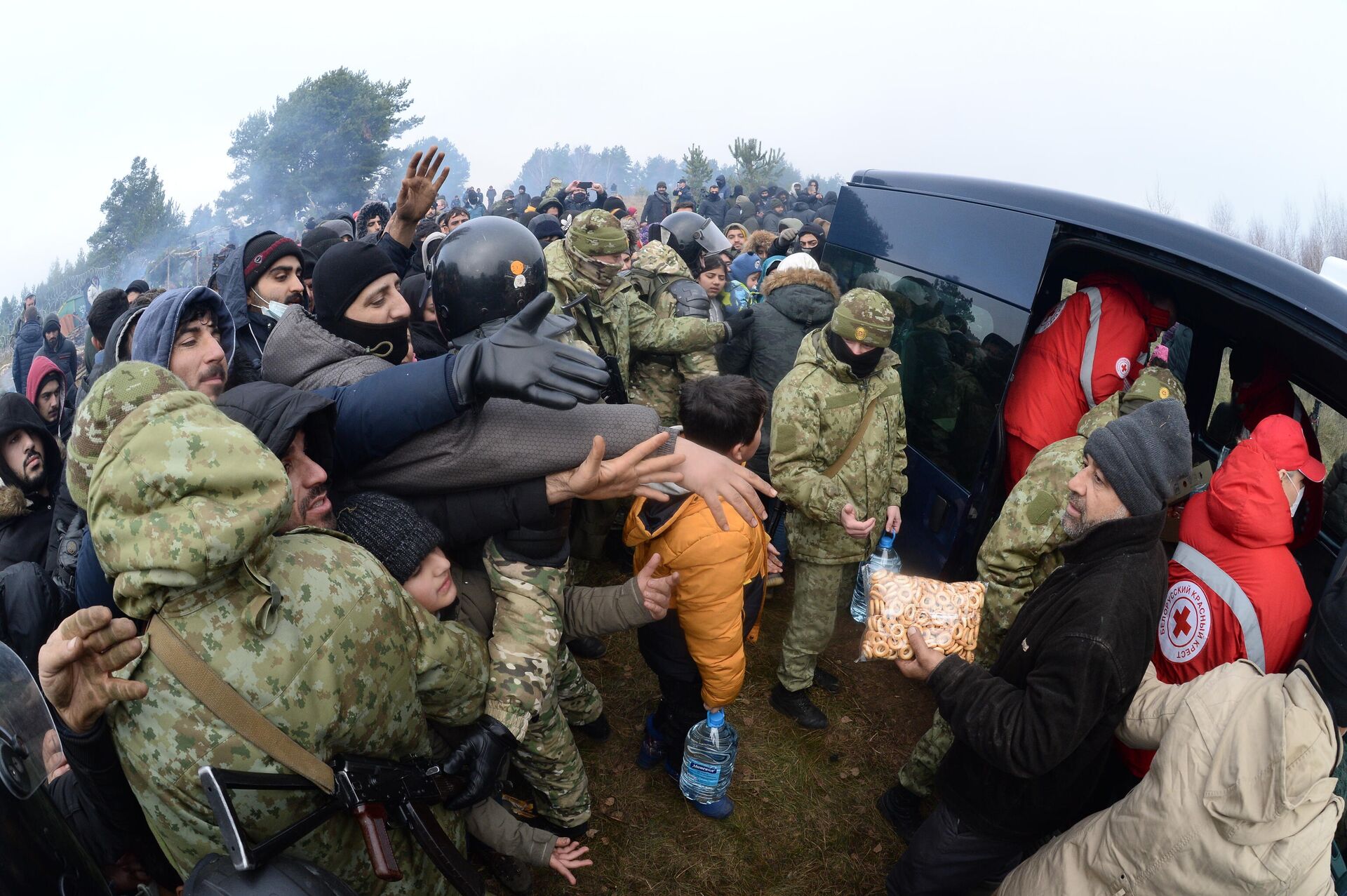 Imigrantes na fronteira entre Belarus e Polônia na região de Grodno, Belarus, 10 de novembro de 2021 - Sputnik Brasil, 1920, 10.11.2021