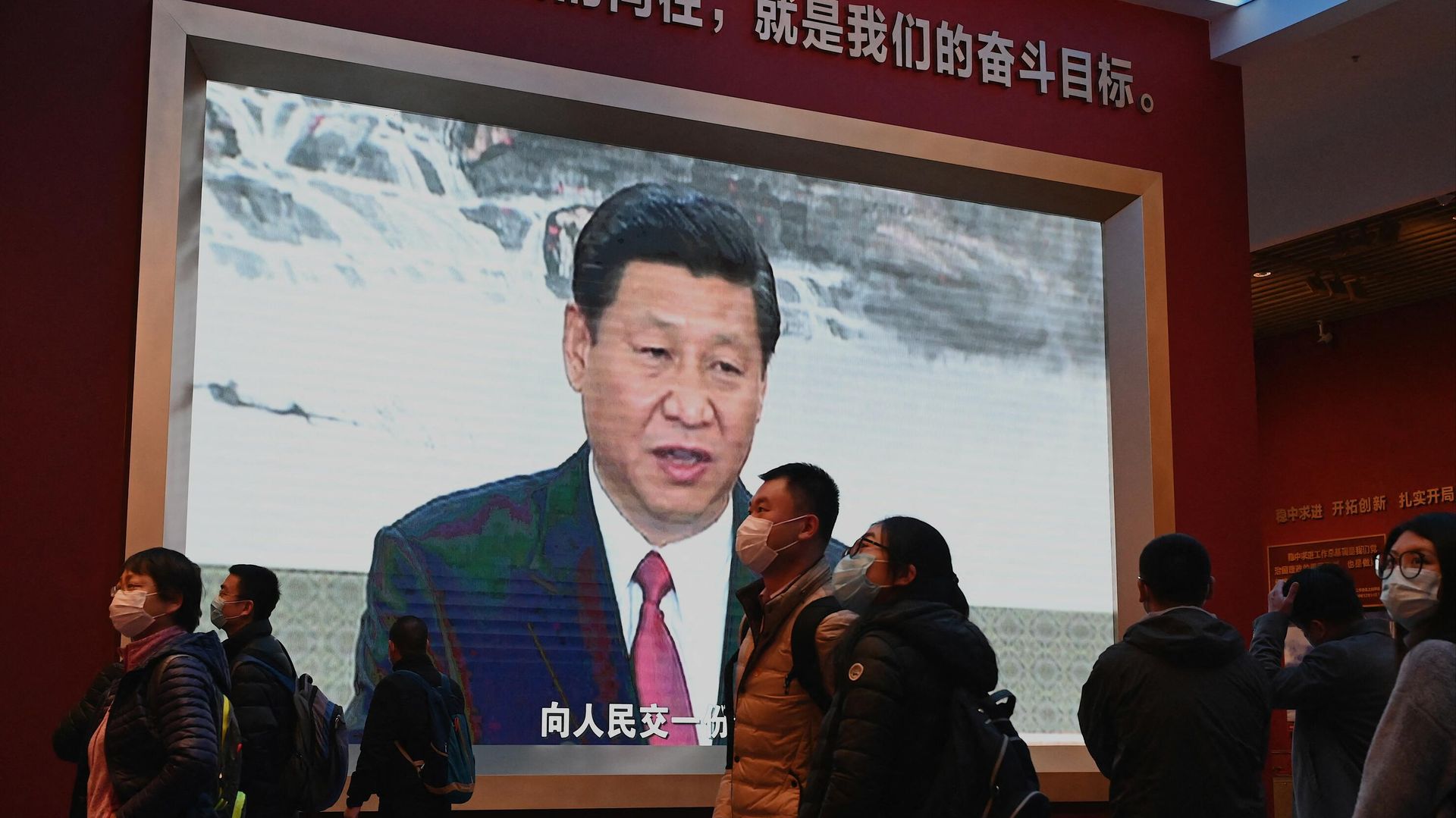 Visitantes do Museu do Partido Comunista da China em Pequim passam por tela mostrando o presidente chinês Xi Jinping, 11 de novembro de 2021 - Sputnik Brasil, 1920, 11.11.2021