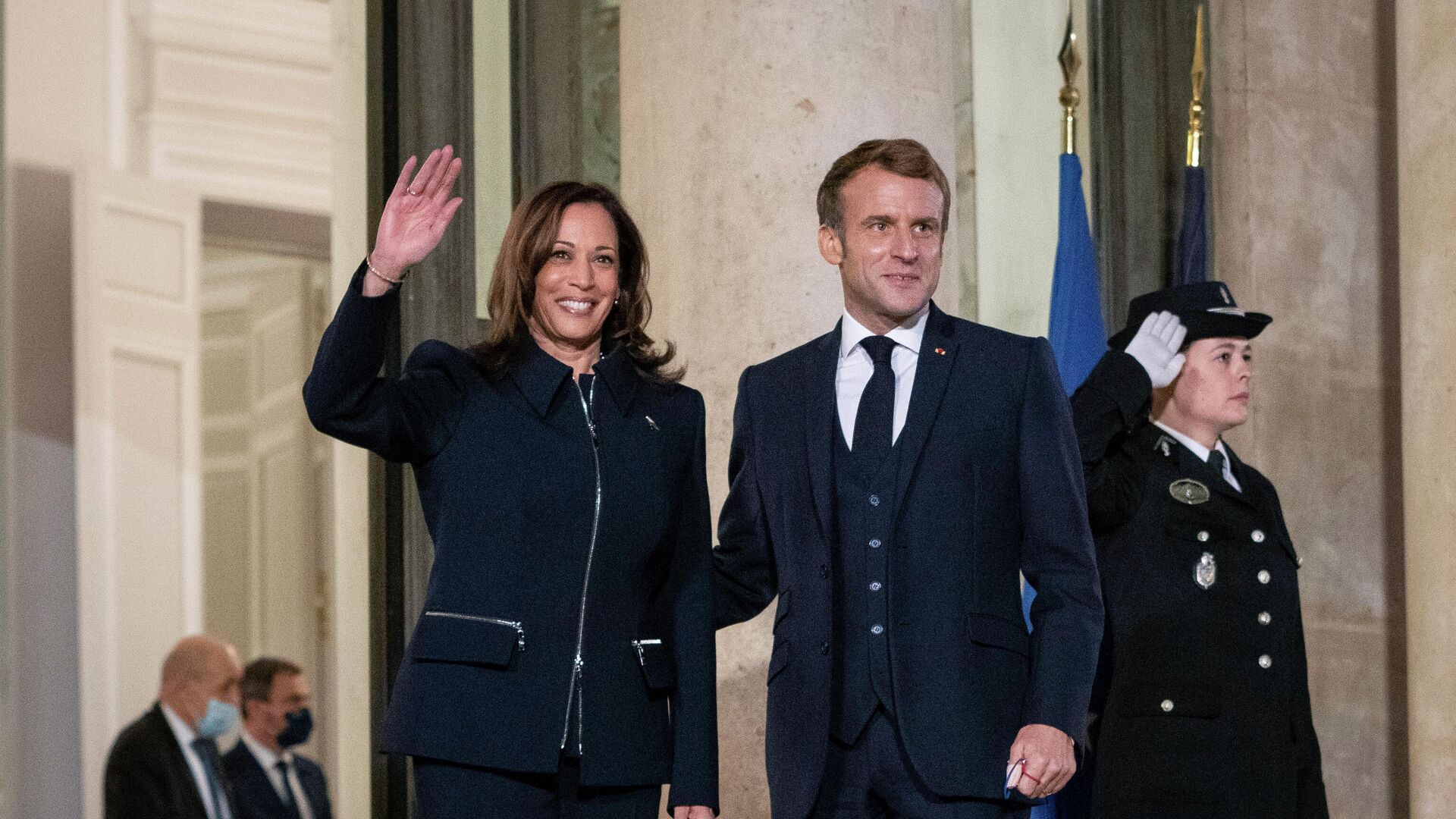 Presidente da França, Emmanuel Macron, e a vice-presidente dos EUA, Kamala Harris, em seu encontro em Paris, 10 de novembro de 2021 - Sputnik Brasil, 1920, 11.11.2021