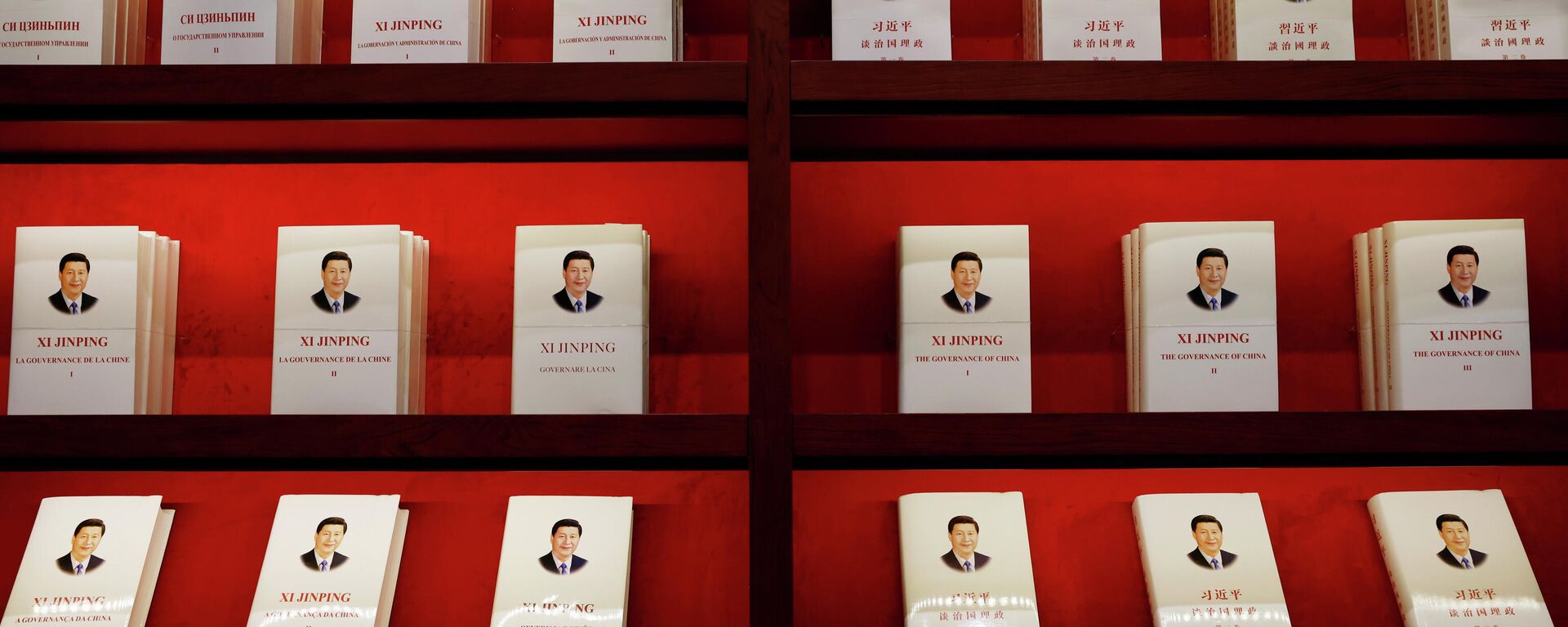 Cópias do livro do presidente chinês Xi Jinping sobre a governança da China vistas no Museu do Partido Comunista da China em Pequim, 11 de novembro de 2021 - Sputnik Brasil, 1920, 11.11.2021
