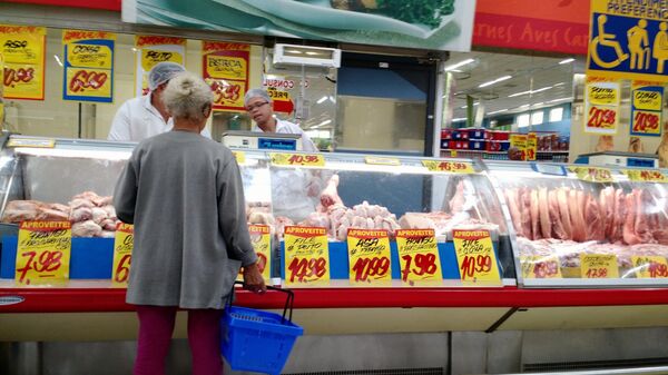 Idosa observa carnes de frango expostas no açougue da Rede Nagumo em Itaquera, na zona leste de São Paulo - Sputnik Brasil