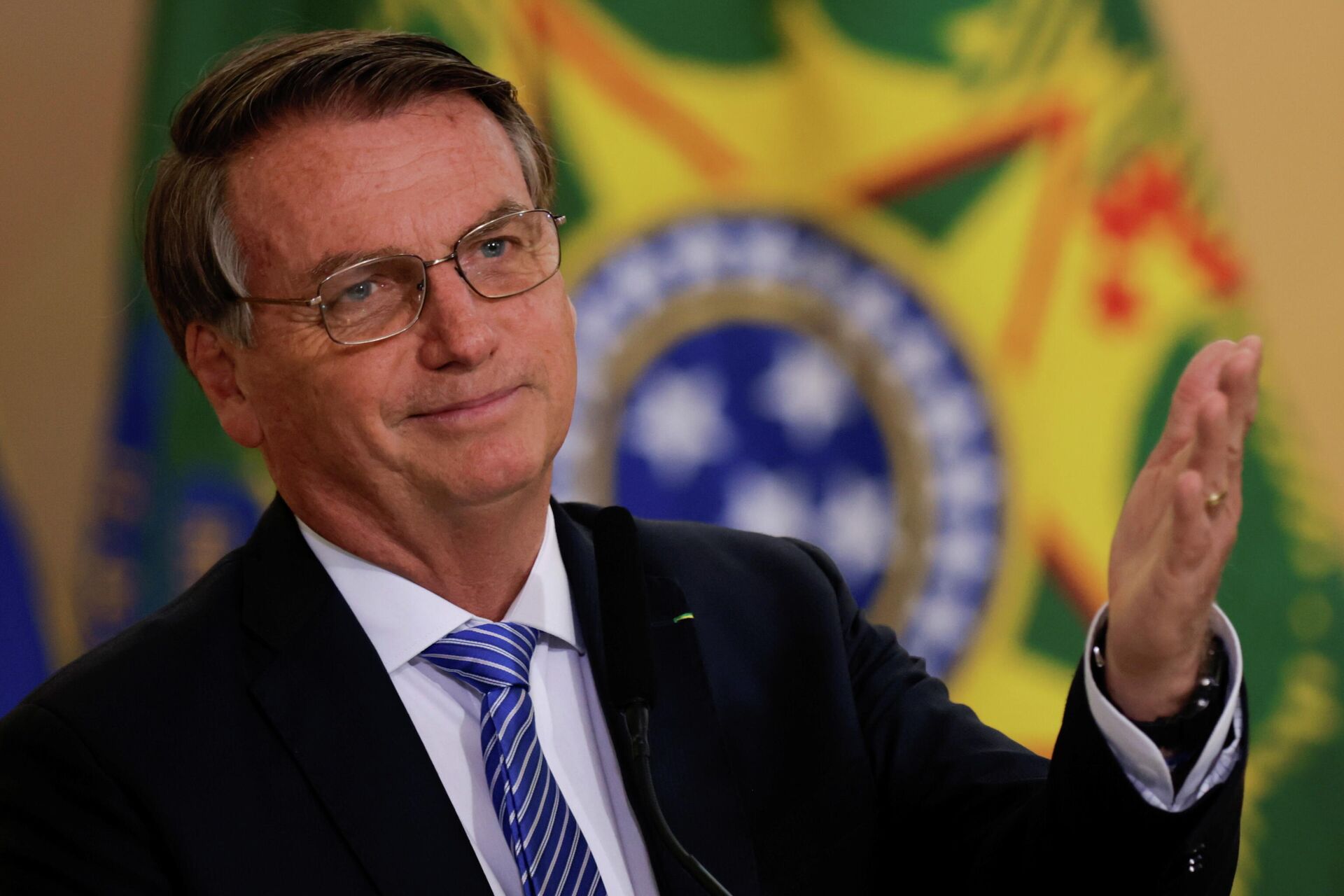 O presidente do Brasil Jair Bolsonaro gesticula durante o lançamento do programa Brasil Fraterno, no Palácio do Planalto em Brasília, Brasil, 11 de novembro de 2021 - Sputnik Brasil, 1920, 22.11.2021