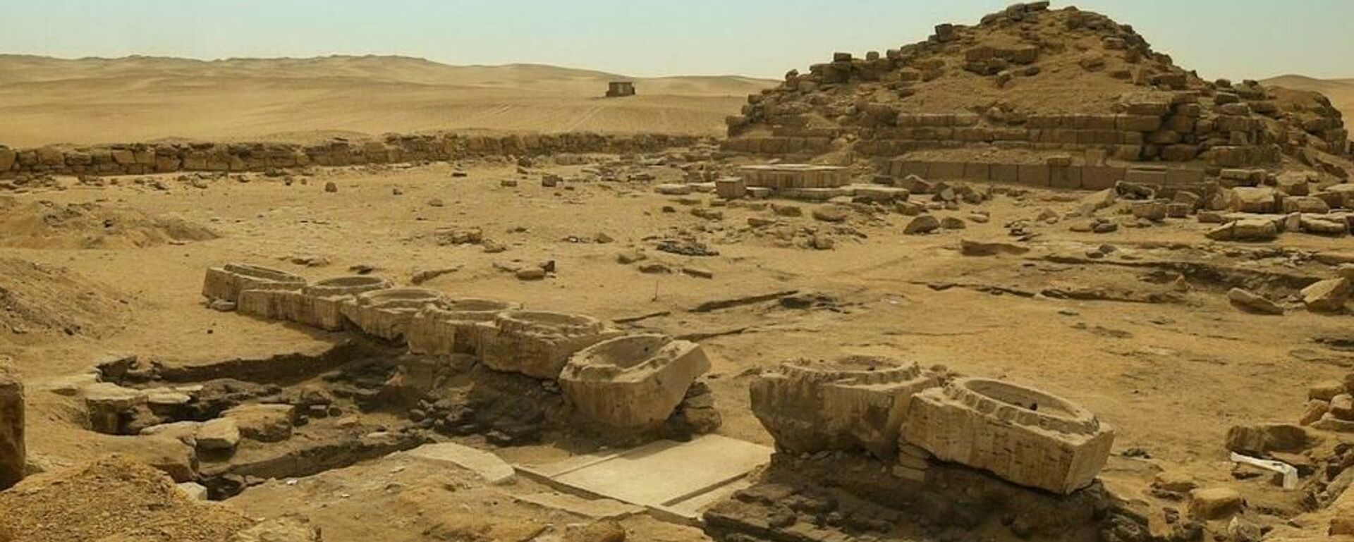 Ruínas de templo solar perdido são encontradas em escavação no Egito  - Sputnik Brasil, 1920, 22.11.2025