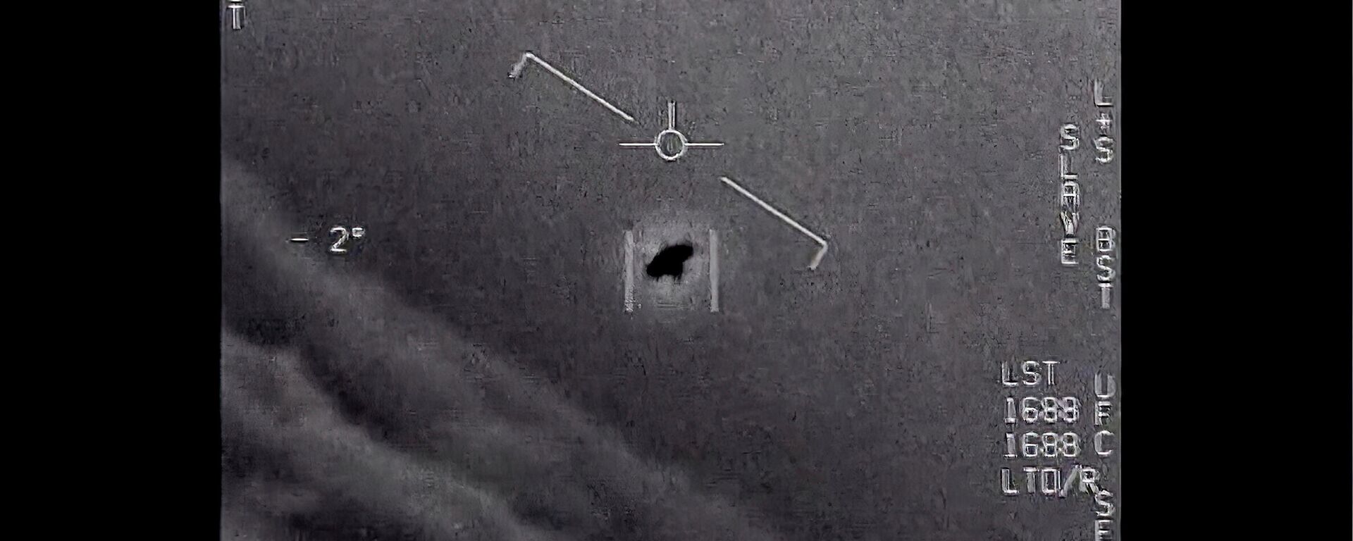 Objeto não explicado no centro voa em direção às nuvens contra o vento enquanto é rastreado, em 2015 - Sputnik Brasil, 1920, 13.11.2023