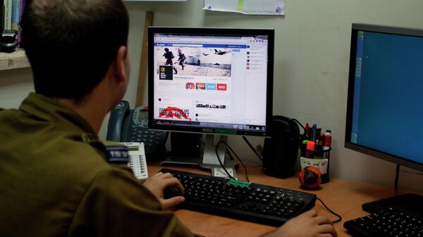 Militar de Israel navega em página de Facebook das Forças de Defesa de Israel (FDI) (imagem referencial) - Sputnik Brasil