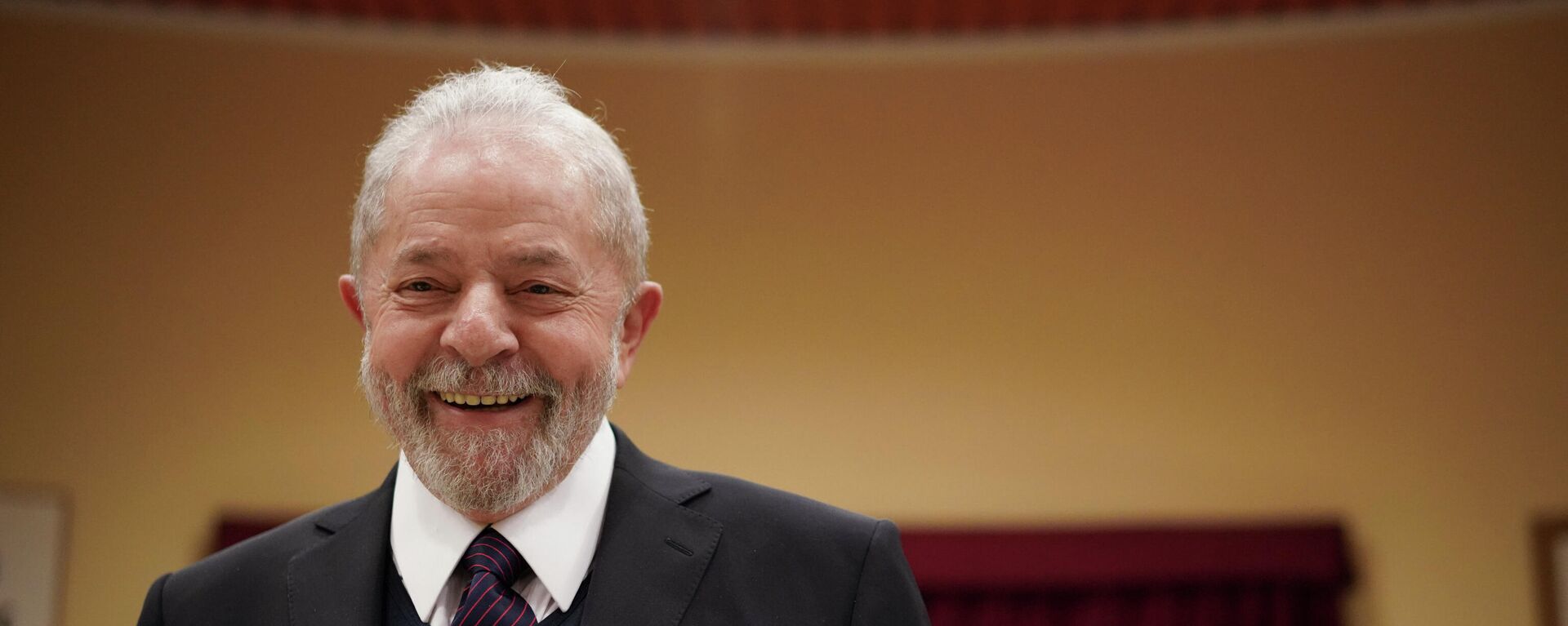O ex-presidente brasileiro Luiz Inácio Lula da Silva sorri ao chegar para uma reunião com o sindicato italiano Cgil, em Roma, quinta-feira, 13 de fevereiro de 2020 - Sputnik Brasil, 1920, 14.12.2021