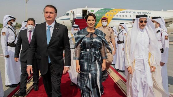 O presidente do Brasil, Jair Bolsonaro, chega ao Aeroporto Internacional de Doha, em Doha, Catar em 17 de novembro de 2021 - Sputnik Brasil