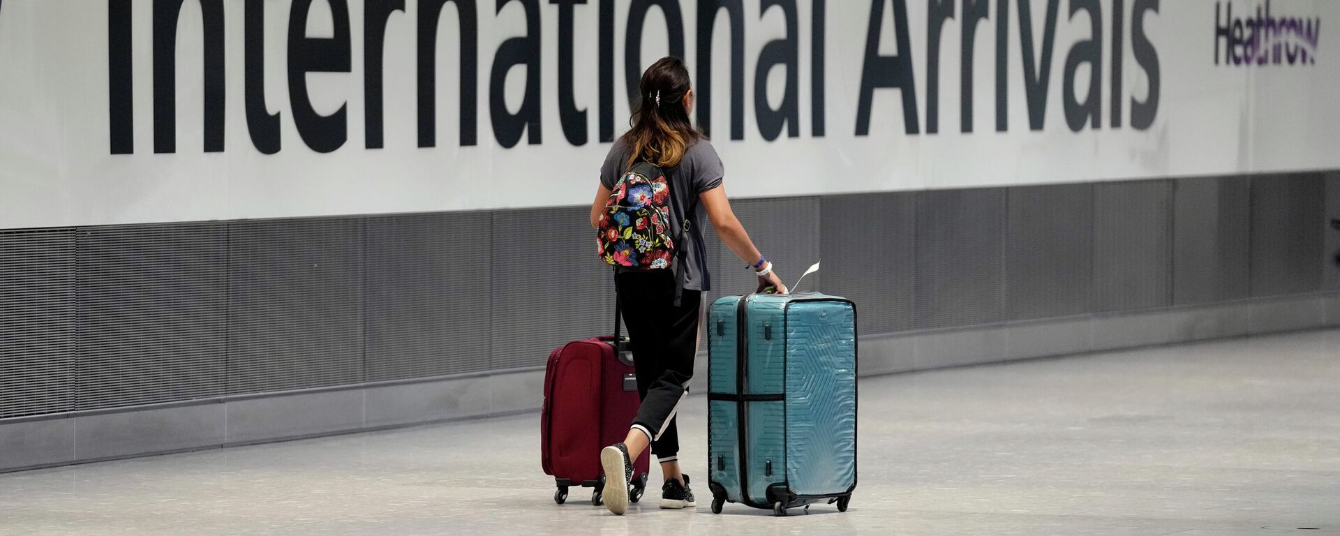 Passageira chega ao Aeroporto Internacional Heathrow, 18 de setembro de 2021. No dia 7 de outubro, o governo brtiânico disse que relaxaria ainda mais as regras de viagens para atrair turistas - Sputnik Brasil, 1920, 29.07.2024