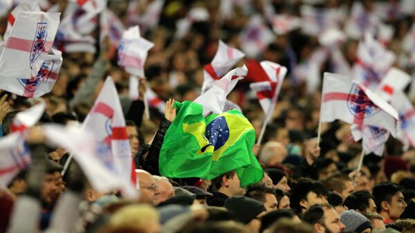 Uma única bandeira brasileira é vista entre as bandeiras da Inglaterra durante o amistoso internacional entre a Inglaterra e o Brasil no estádio de Wembley em Londres, Reino Unido (foto de arquivo) - Sputnik Brasil