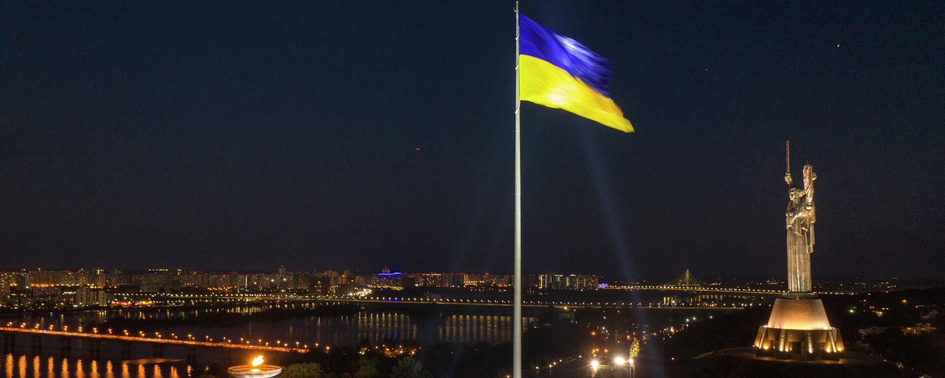 Bandeira da Ucrânia em Kiev e Monumento à Pátria Mãe, à direita - Sputnik Brasil, 1920, 18.08.2022
