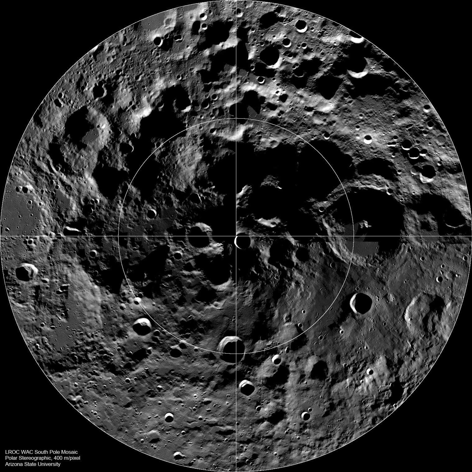 Imagem do polo sul lunar, onde recentemente foi confirmada a existência de armadilhas frias de dióxido de carbono, de acordo com uma nova pesquisa publicada na edição Geophysical Research Letters
 - Sputnik Brasil, 1920, 19.11.2021