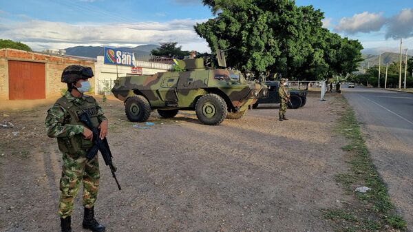Membros da patrulha militar da Colômbia junto a um ponto fronteiriço com a Venezuela, no dia em que a fronteira entre os dois países foi aberta, 5 de outubro de 2021 - Sputnik Brasil