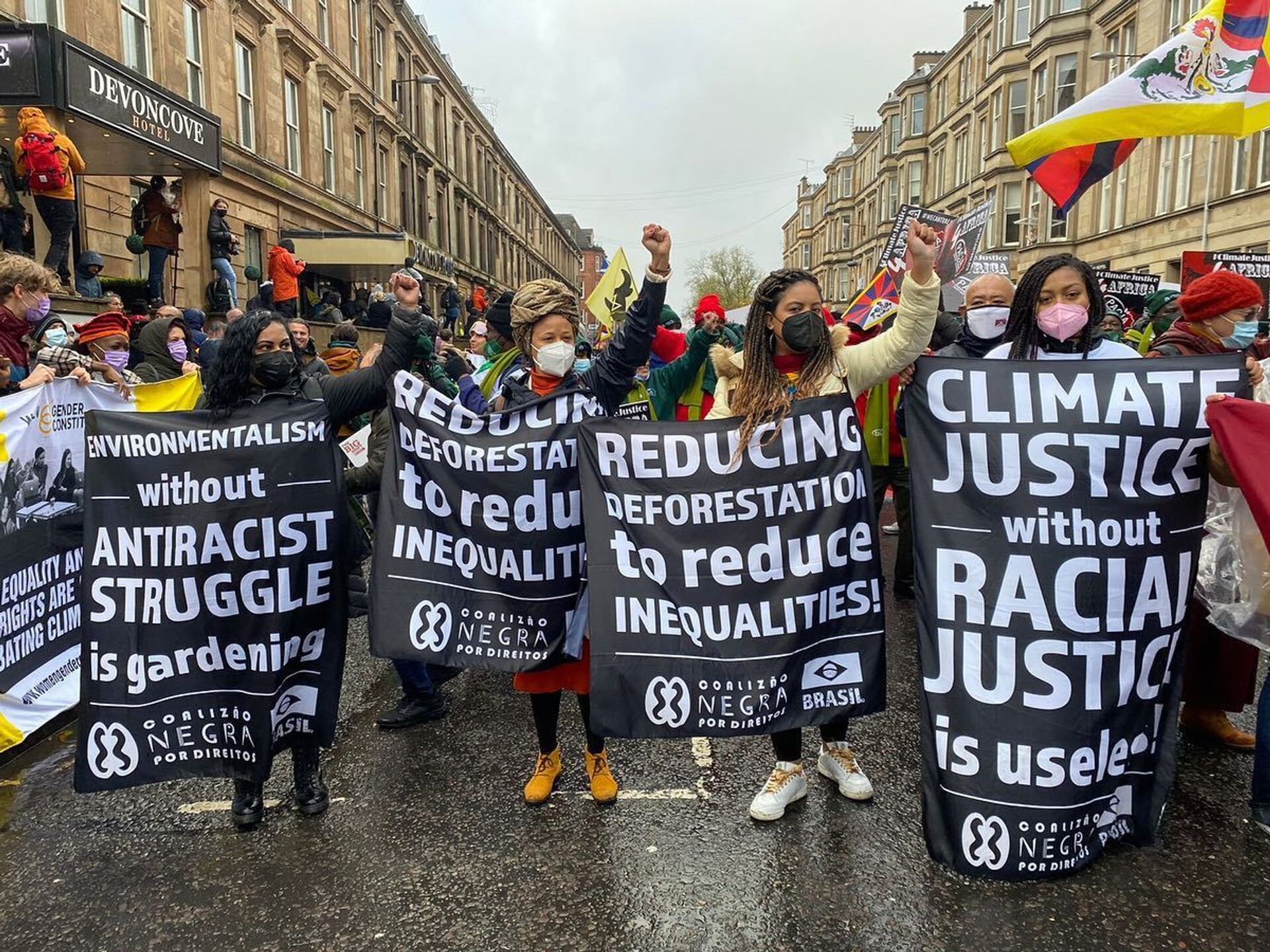 Grupo Coalização Negra durante protesto na COP26, em Glasgow, Escócia - Sputnik Brasil, 1920, 06.01.2022