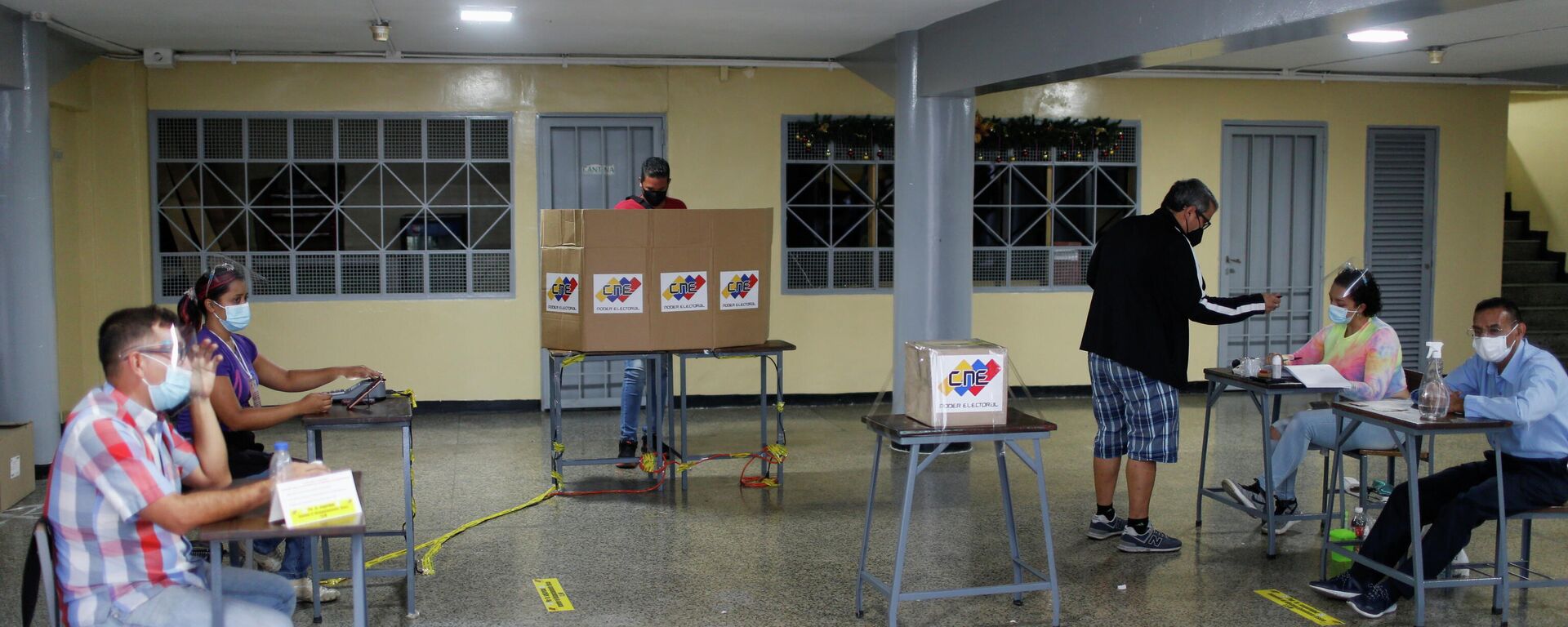 Venezuelano vota durante eleições regionais e municipais em Caracas, Venezuela, 21 de novembro de 2021 - Sputnik Brasil, 1920, 22.11.2021