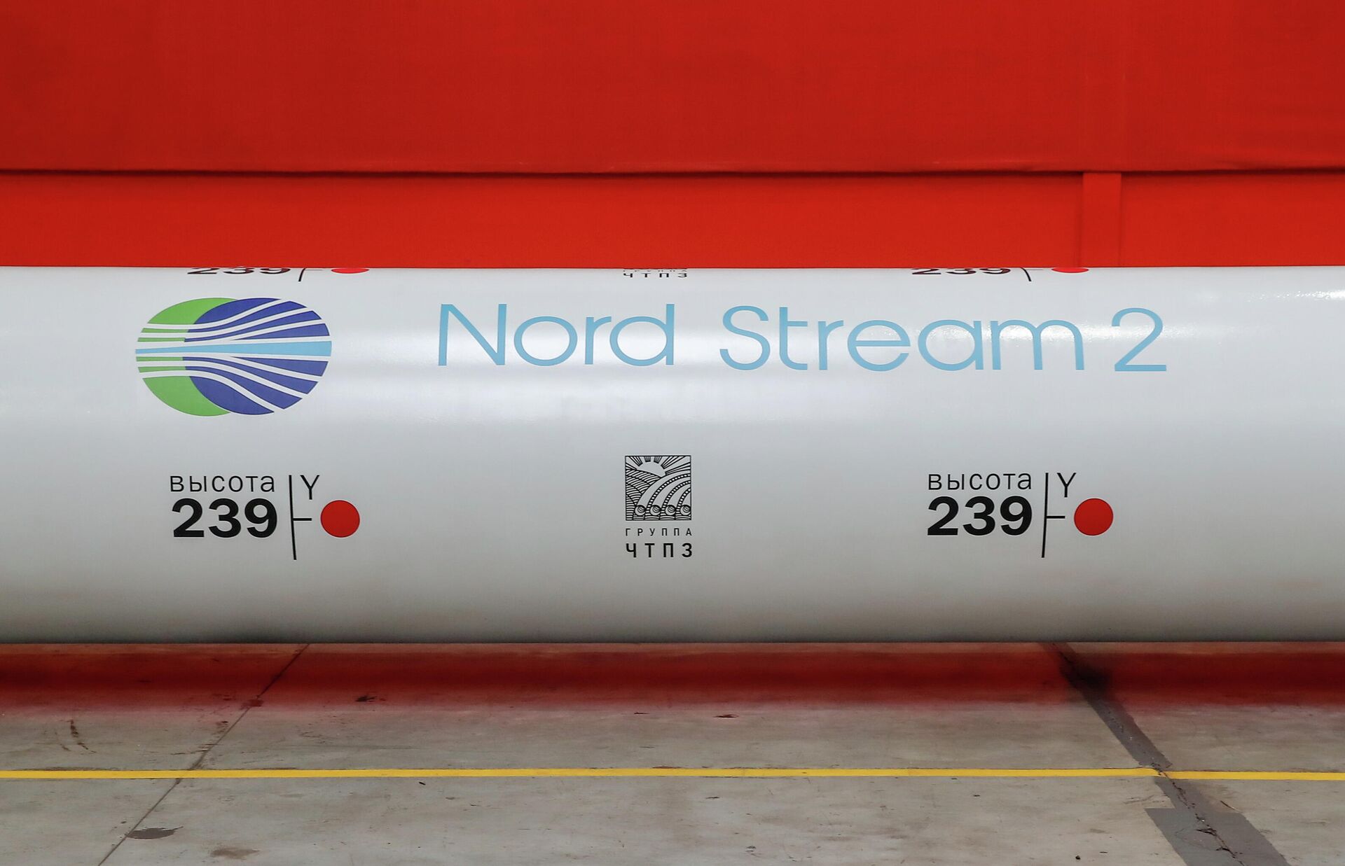 O logotipo do projeto do gasoduto Nord Stream 2 é visto em um tubo de grande diâmetro na fábrica de laminação de tubos de Chelyabinsk, de propriedade do Grupo ChelPipe, em Chelyabinsk, NA Rússia, no dia 26 de fevereiro de 2020 - Sputnik Brasil, 1920, 25.11.2021