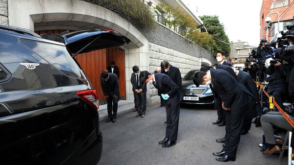 Funcionários prestam homenagem ao ex-presidente sul-coreano, Chun Doo-hwan, em frente do carro funerário, Seul, Coreia do Sul, 23 de novembro de 2021 - Sputnik Brasil