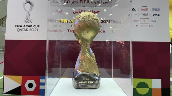 Troféu da Copa Árabe FIFA de 2021 em aeroporto em Doha, Catar, 22 de novembro de 2021 - Sputnik Brasil