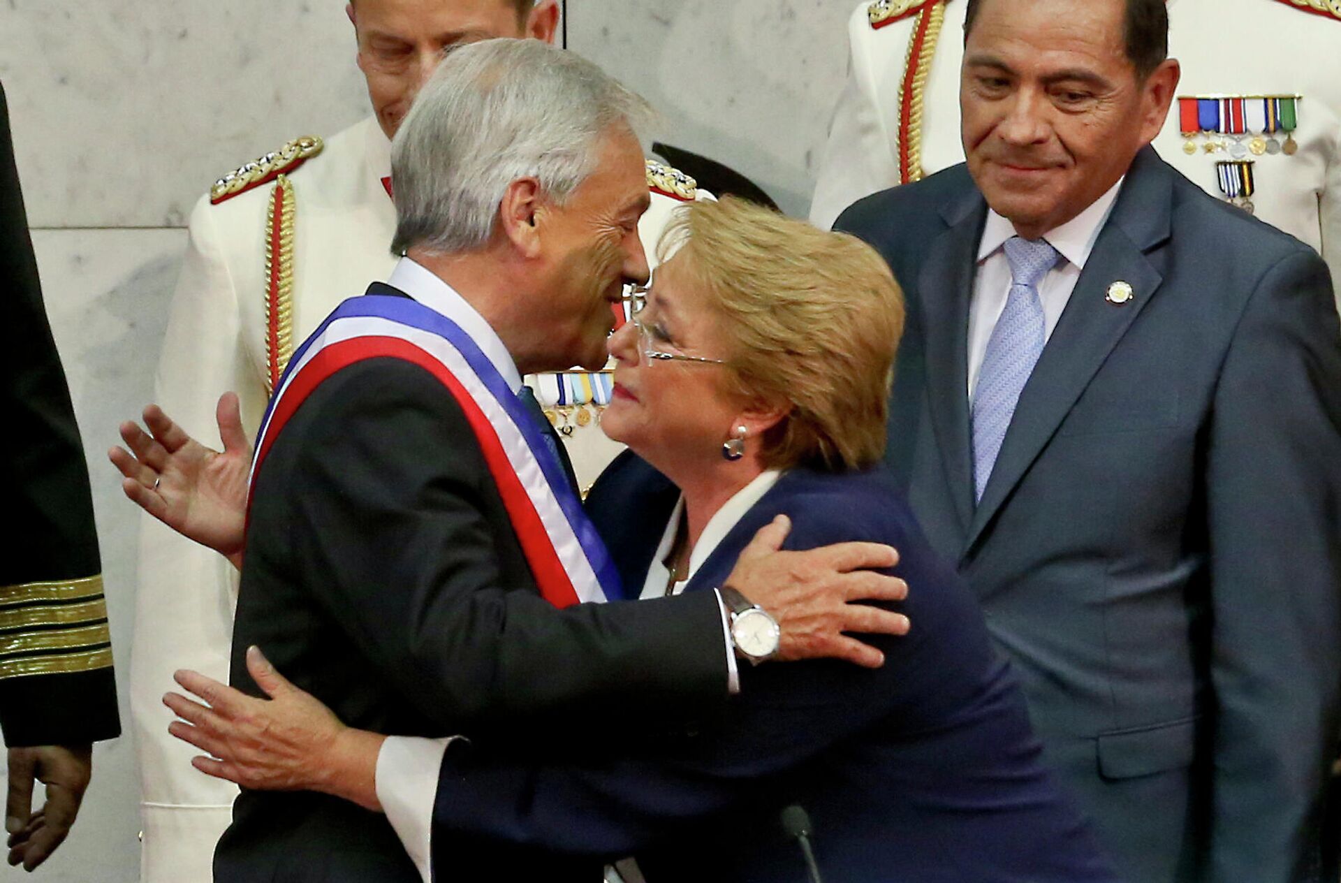 O presidente do Chile, Sebastián Piñera, e a presidente cessante, Michelle Bachelet, abraçam-se durante sua cerimônia de posse no Congresso em Valparaíso, Chile, em 11 de março de 2018 - Sputnik Brasil, 1920, 23.11.2021