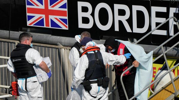Migrantes desembarcam de barco da Força Fronteiriça do Reino Unido após serem resgatados em Dover, Inglaterra, Reino Unido, 16 de setembro de 2021 - Sputnik Brasil