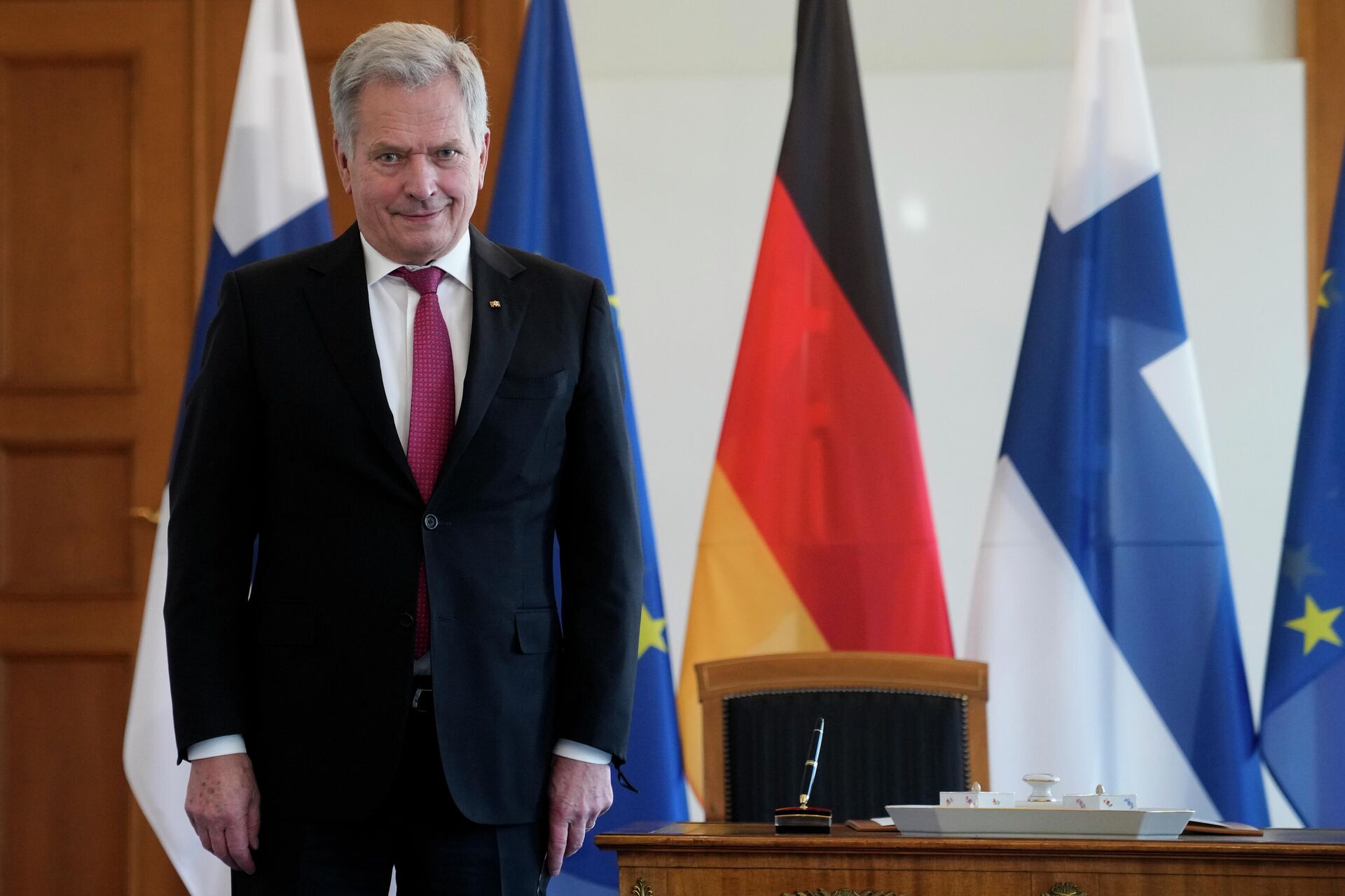 O presidente finlandês Sauli Niinisto posa para a mídia depois de ser recebido pelo presidente alemão Frank-Walter Steinmeier para uma reunião no Palácio Bellevue em Berlim, na Alemanha, no dia 22 de novembro de 2021 - Sputnik Brasil, 1920, 19.01.2023