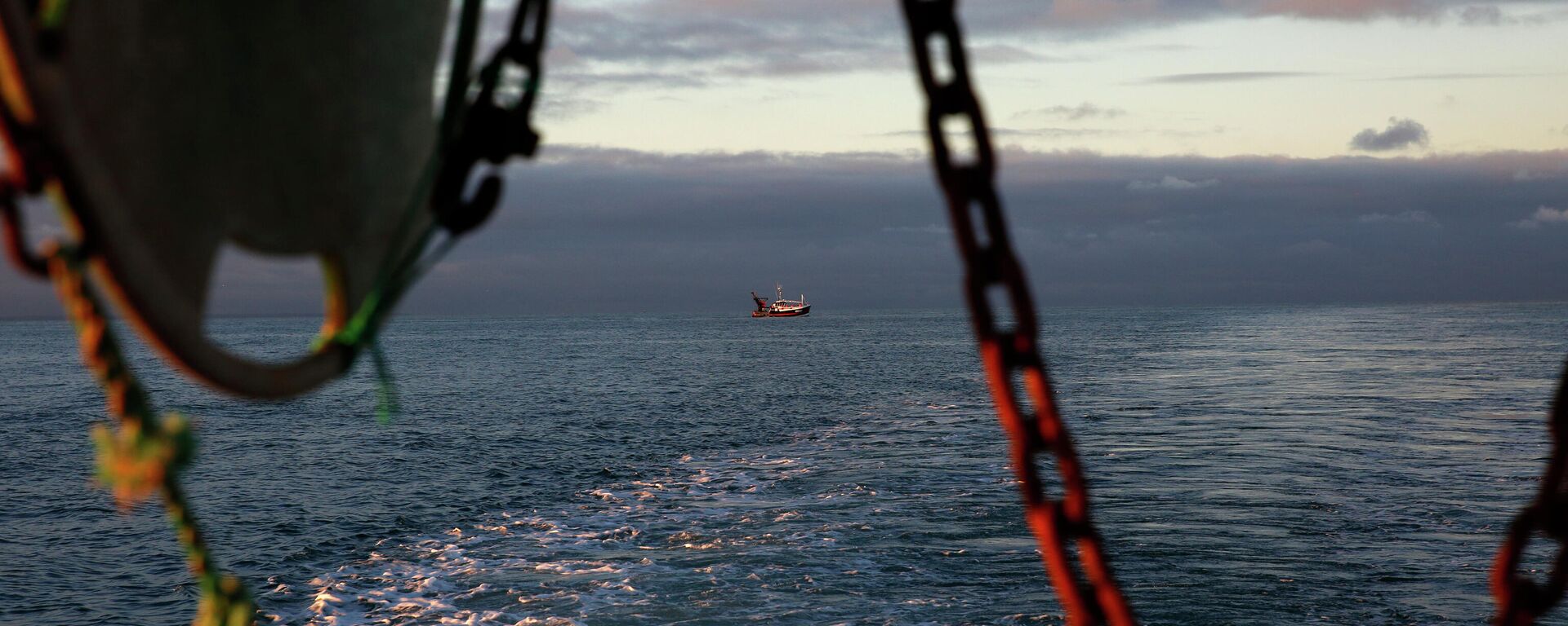 Um barco de pesca francês é visto nos limites das águas franco-britânicas, na Normandia, no dia 9 de novembro de 2021 - Sputnik Brasil, 1920, 06.09.2025