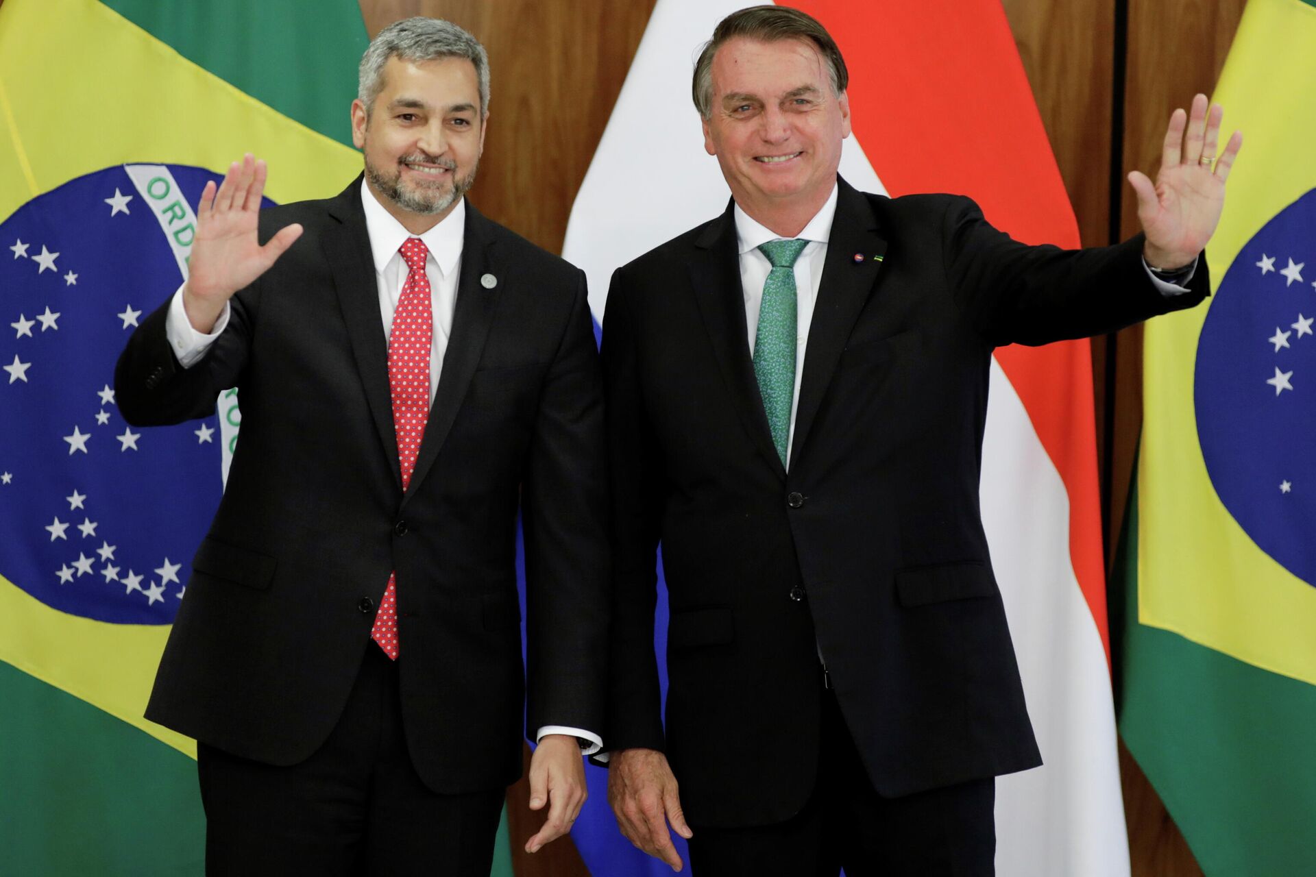 O presidente do Brasil, Jair Bolsonaro, posa com o presidente do Paraguai, Mario Abdo Benitez, após uma reunião em Brasília, Brasil, em 24 de novembro de 2021 - Sputnik Brasil, 1920, 24.11.2021