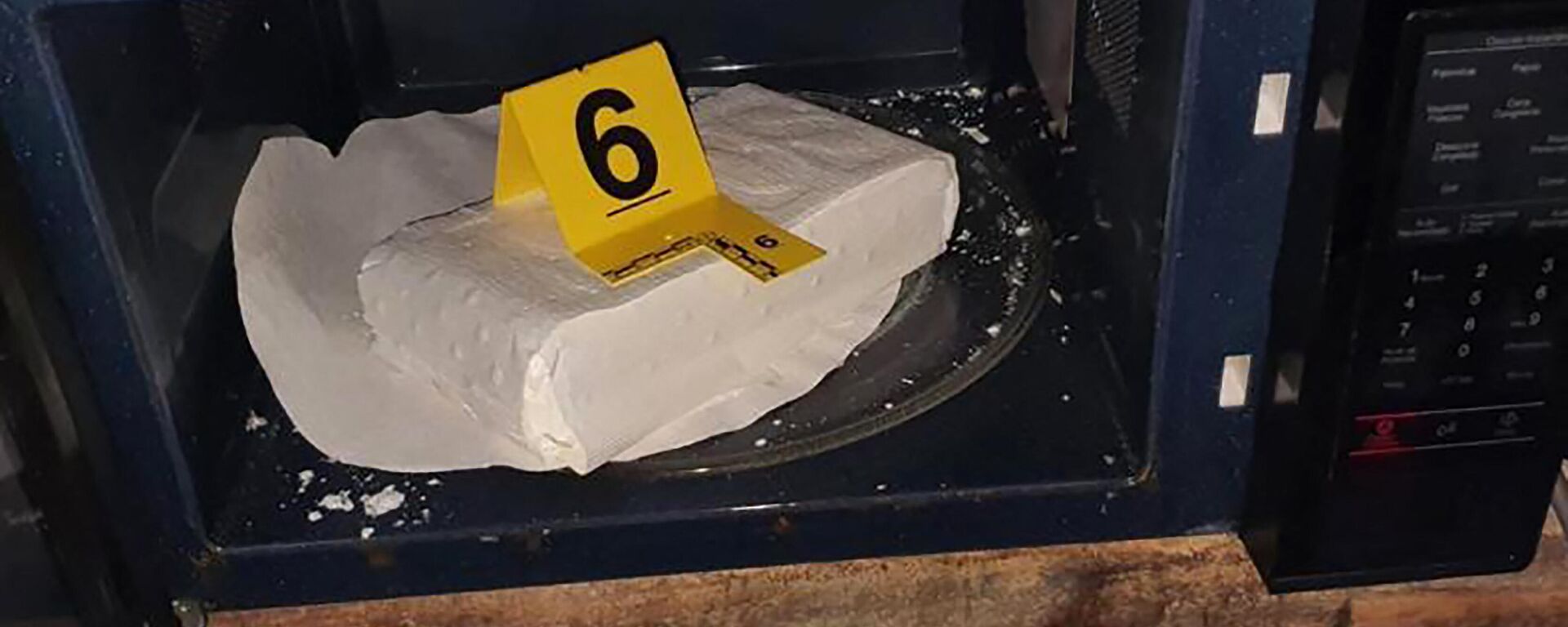 Cocaína em microondas encontrada pelo Exército colombiano, em uma das duas instalações de produção de cocaína identificadas em um vilarejo no município de Samaniego, departamento de Narino, Colômbia, 23 de novembro de 2021 - Sputnik Brasil, 1920, 24.11.2021