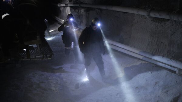 Mineiros em mina de carvão na região de Kemerovo, na Rússia - Sputnik Brasil