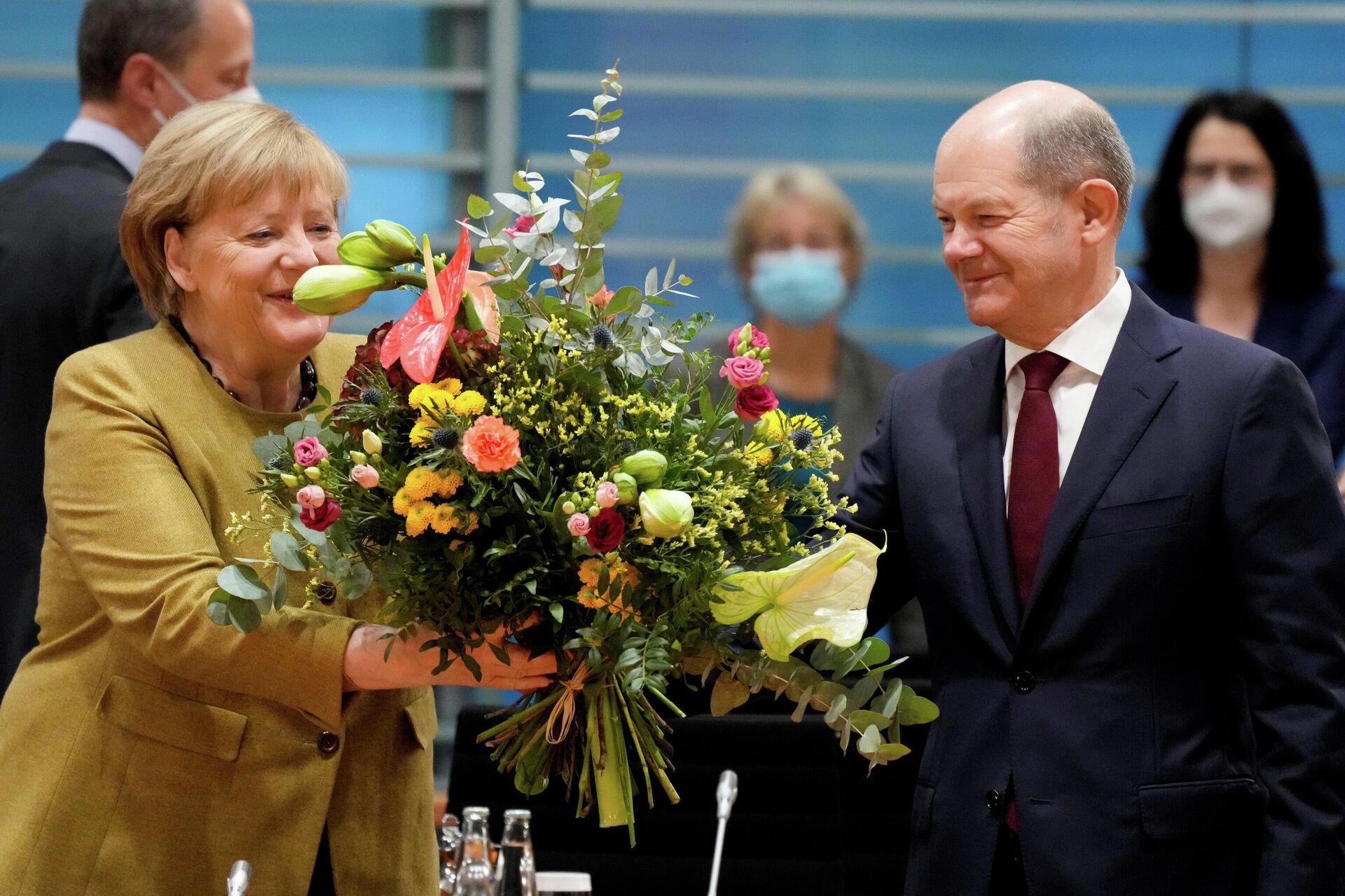 Chanceler da Alemanha, Angela Merkel, recebe flores do ministro das Finanças, Olaf Scholz, antes da reunião semanal do gabinete, Berlim, Alemanha, 24 de novembro de 2021 - Sputnik Brasil, 1920, 25.11.2021