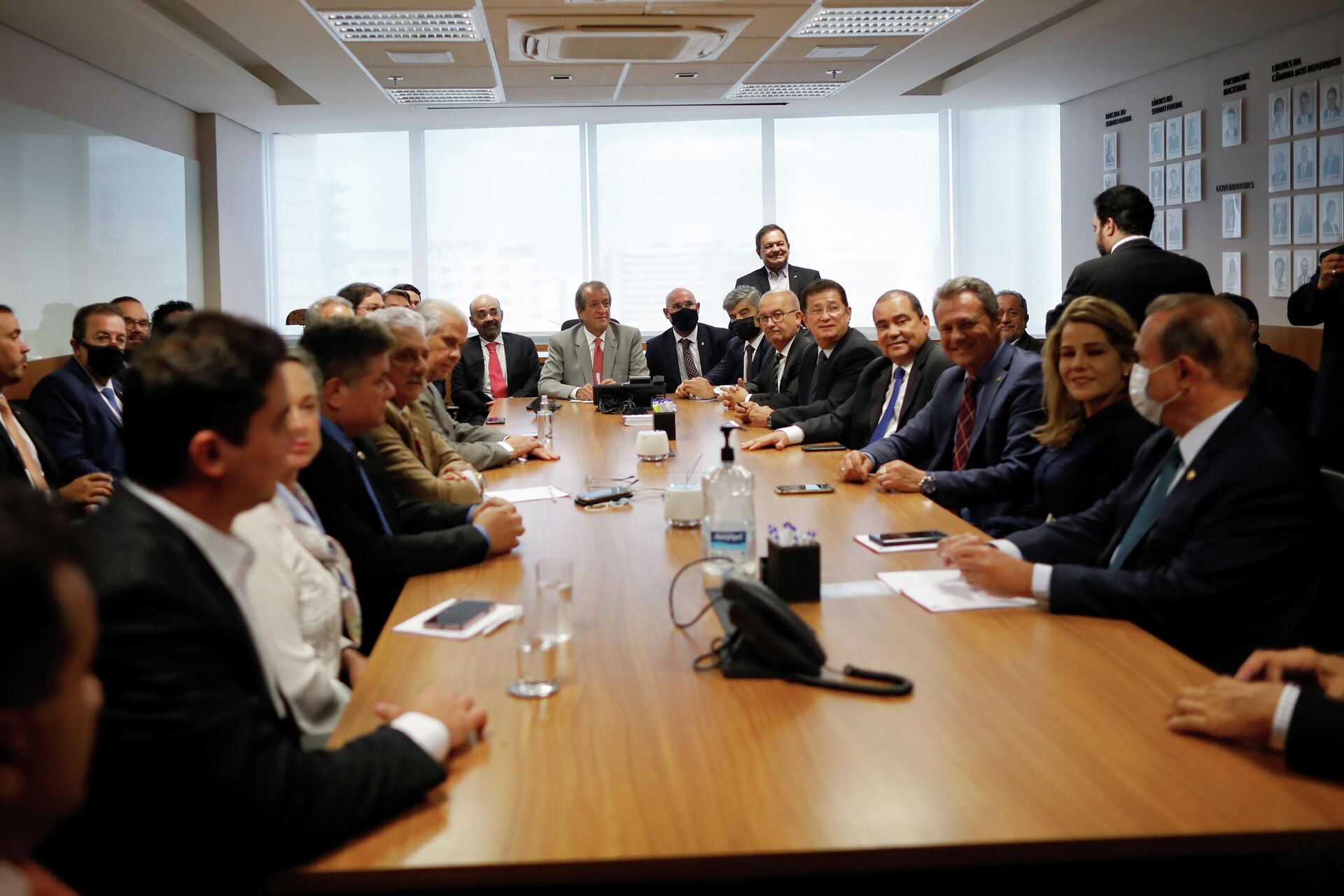 Presidente do Partido Liberal brasileiro, Valdemar Costa Neto, observa durante encontro com parlamentares de seu partido em Brasília, Brasil, 17 de novembro de 2021 - Sputnik Brasil, 1920, 25.11.2021