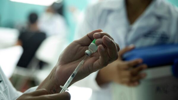 Agente de saúde prepara dose da vacina contra a COVID-19, em Manágua, no dia 7 de abril de 2021 - Sputnik Brasil