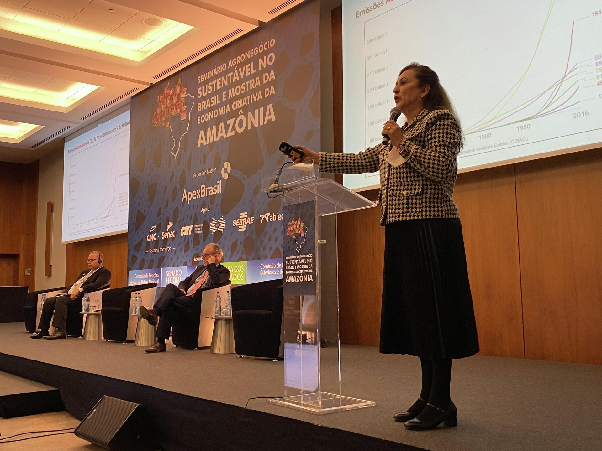 A senadora Kátia Abreu apresenta painel durante evento sobre agronegócio, realizado em Lisboa - Sputnik Brasil, 1920, 18.11.2022